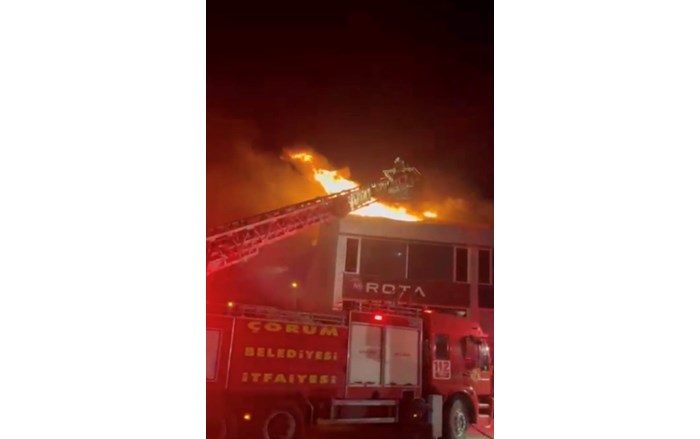 Çorum Galericiler Sitesinde bir işyerinin çatı kısmında çıkan yangın, itfaiye ekipleri tarafından söndürüldü (2)