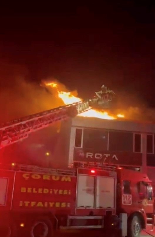 Çorum Galericiler Sitesinde bir işyerinin çatı kısmında çıkan yangın, itfaiye ekipleri tarafından söndürüldü (2)