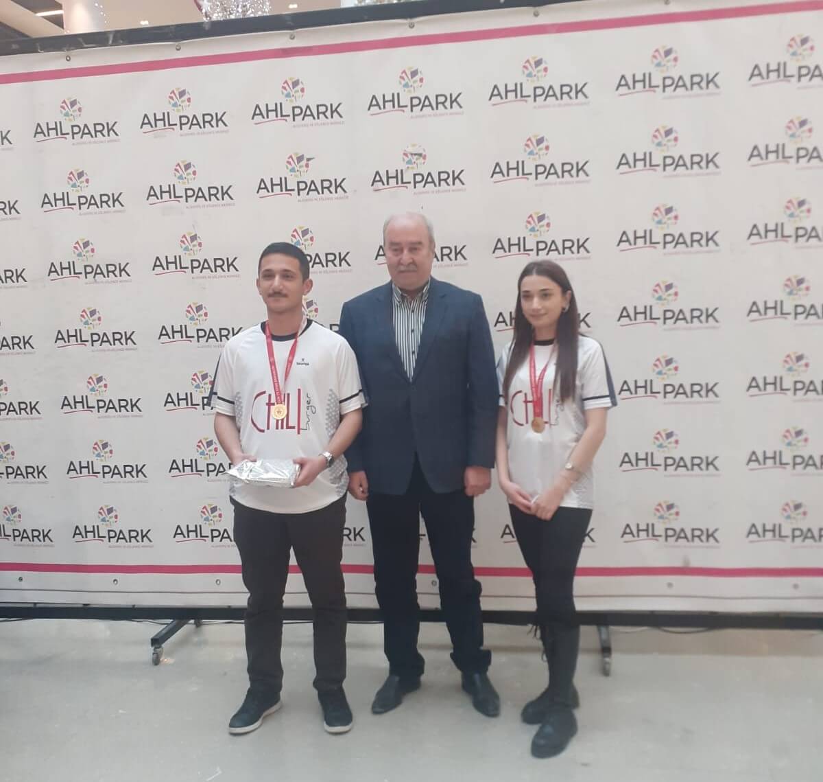 Çorum Gazeteciler Cemiyeti Başkanı Şevket Erzen, dereceye girenlere ödül verdi