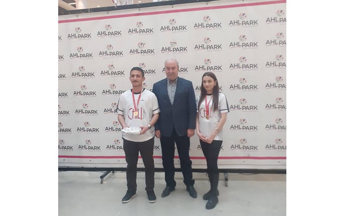 Çorum Gazeteciler Cemiyeti Başkanı Şevket Erzen, dereceye girenlere ödül verdi