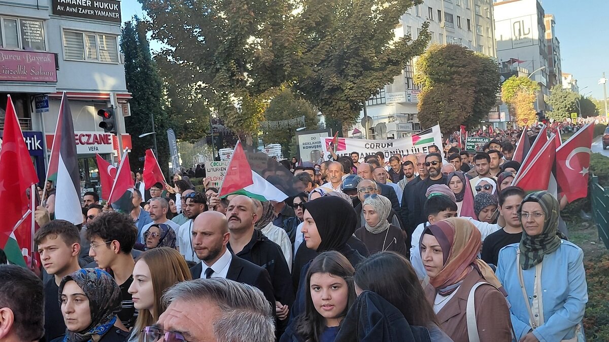 Çorum Valiliği önünde toplanan kalabalık, açtıkları pankartlarla, sloganlar eşliğinde Hürriyet Meydanı'na kadar yürüdü. (1)