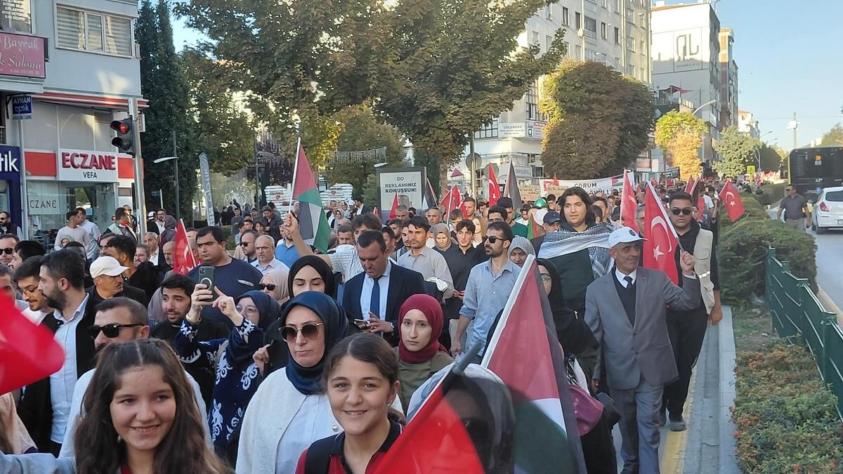Çorum Valiliği önünde toplanan kalabalık, açtıkları pankartlarla, sloganlar eşliğinde Hürriyet Meydanı'na kadar yürüdü. (2)