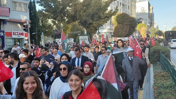 Çorum Valiliği önünde toplanan kalabalık, açtıkları pankartlarla, sloganlar eşliğinde Hürriyet Meydanı'na kadar yürüdü. (2)