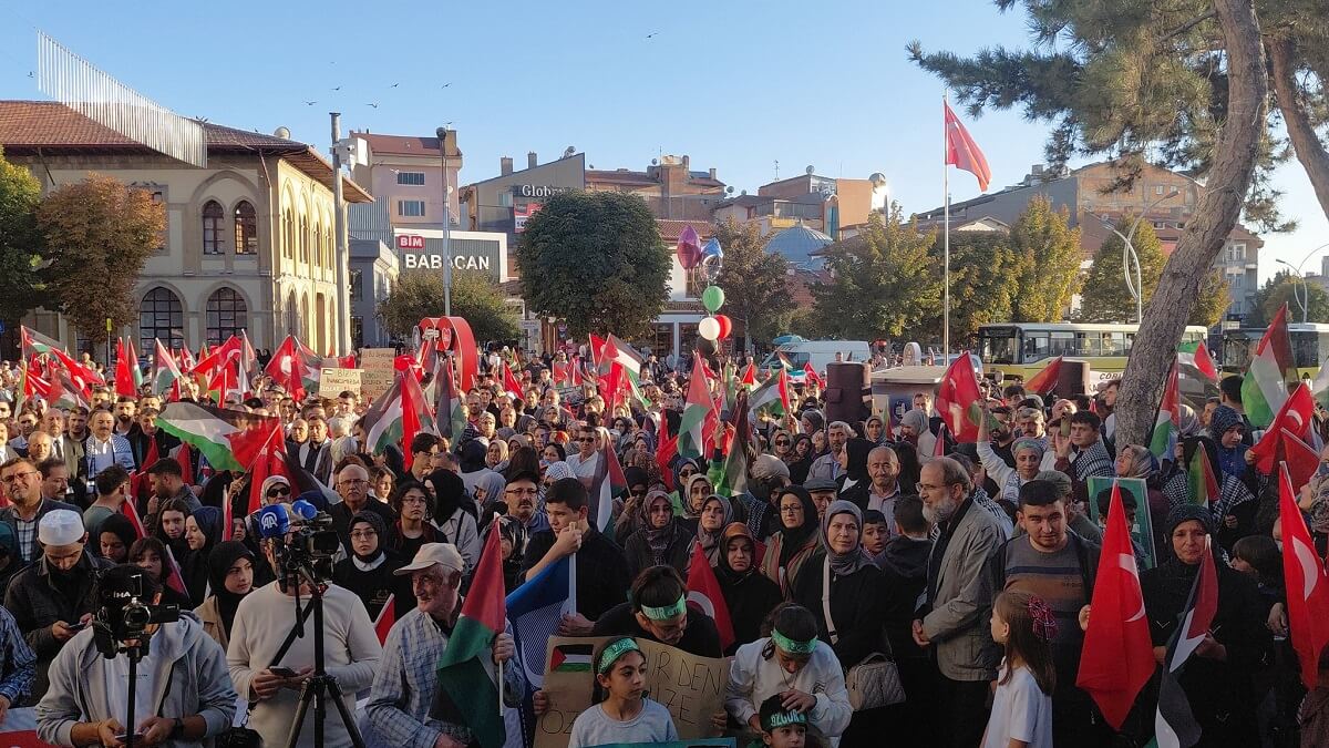 Çorum Valiliği önünde toplanan kalabalık, açtıkları pankartlarla, sloganlar eşliğinde Hürriyet Meydanı'na kadar yürüdü. (3)