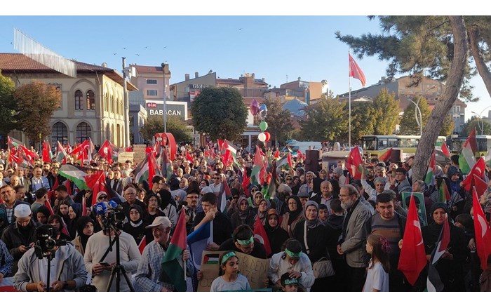 Çorum Valiliği önünde toplanan kalabalık, açtıkları pankartlarla, sloganlar eşliğinde Hürriyet Meydanı'na kadar yürüdü. (3)