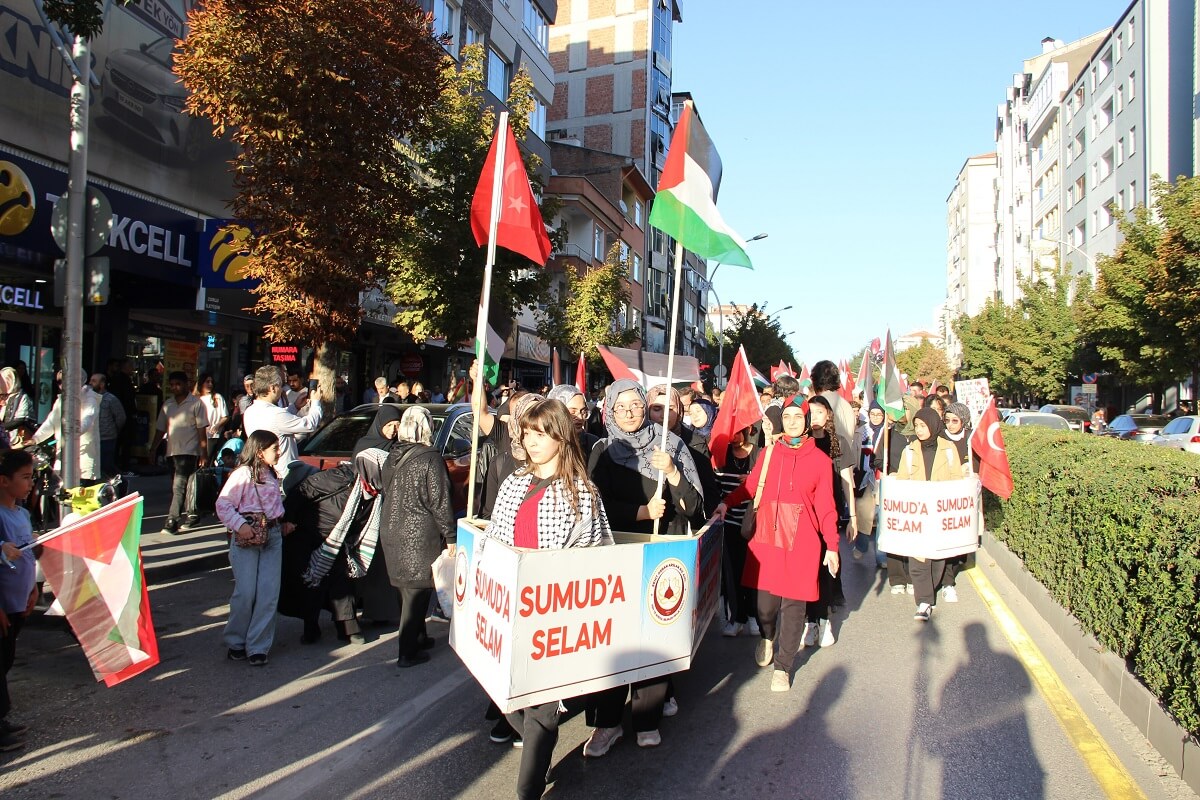 Çorum Valiliği önünde toplanan kalabalık, açtıkları pankartlarla, sloganlar eşliğinde Hürriyet Meydanı'na kadar yürüdü. (4)