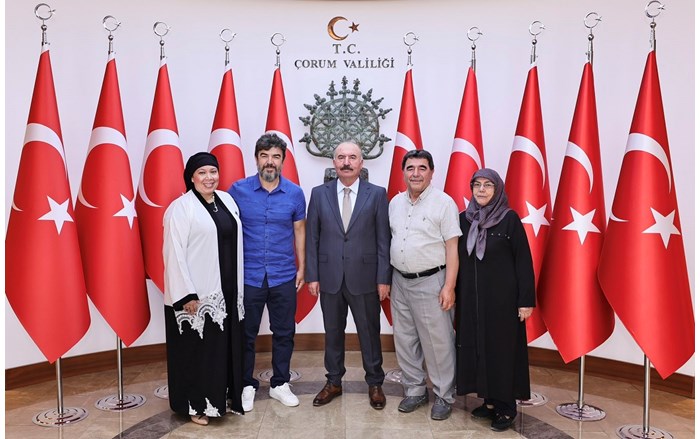 Çorum Valisi Ali Çalgan, 15 Temmuz gazilerinden Telat Kahyaoğlu'na devlet övünç madalyası ve baratı verdi (2)