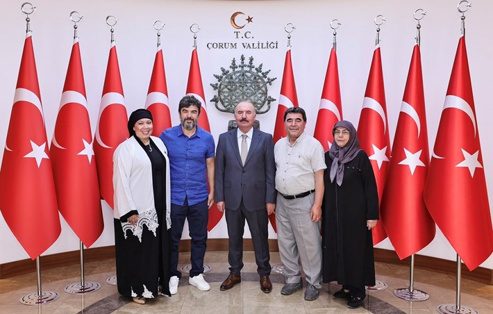 Çorum Valisi Ali Çalgan, 15 Temmuz gazilerinden Telat Kahyaoğlu'na devlet övünç madalyası ve baratı verdi (2)