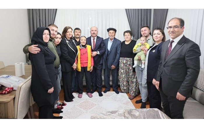Çorum Valisi Ali Çalgan, Büget Köyü'nde 63 yıllık evli çifti ziyaret etti (2)