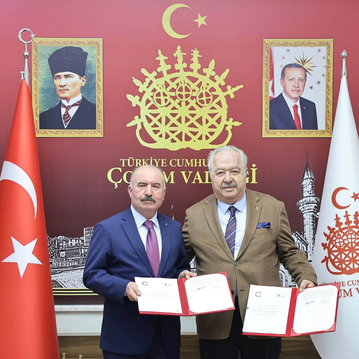 Çorum Valisi Ali Çalgan ve Ankara Sanayi Odası 1. Organize Sanayi Bölgesi Yönetim Kurulu Başkanı Mehmed Niyazi Akdaş protokole imza attı