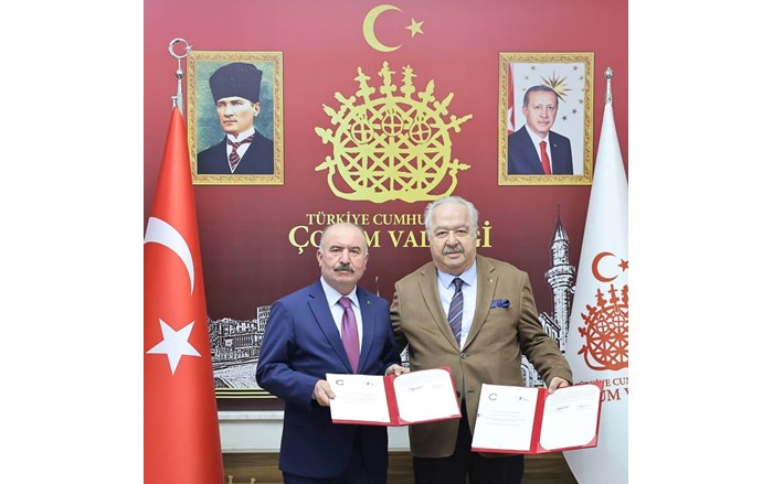 Çorum Valisi Ali Çalgan ve Ankara Sanayi Odası 1. Organize Sanayi Bölgesi Yönetim Kurulu Başkanı Mehmed Niyazi Akdaş protokole imza attı