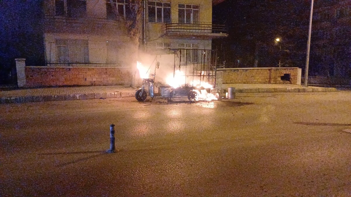 Çorum'da 3 tekerlekli kasalı motosiklet alev alev yandı (1)