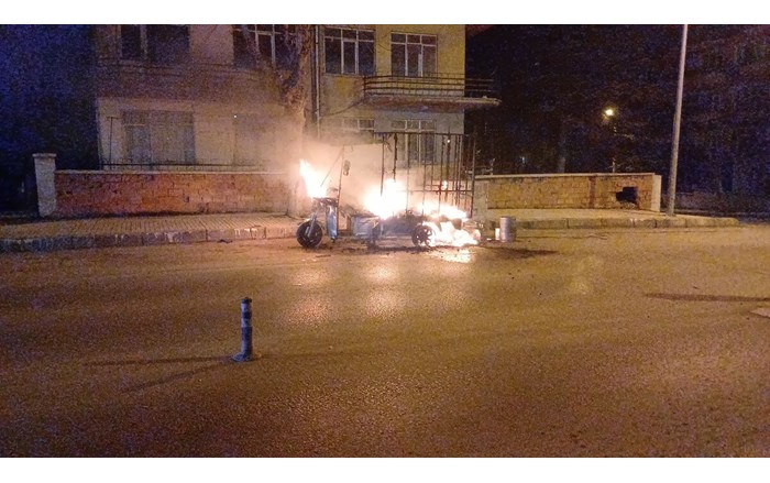 Çorum'da 3 tekerlekli kasalı motosiklet alev alev yandı (1)
