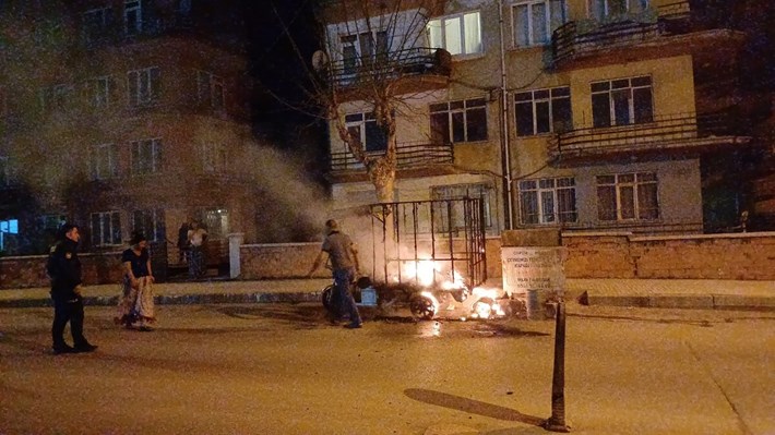 Çorum'da 3 tekerlekli kasalı motosiklet alev alev yandı (2)