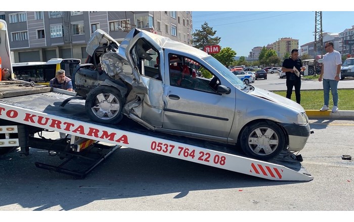Çorum'da 5 aracın karıştığı zincirleme trafik kazasında 6 kişi yaralandı (1)