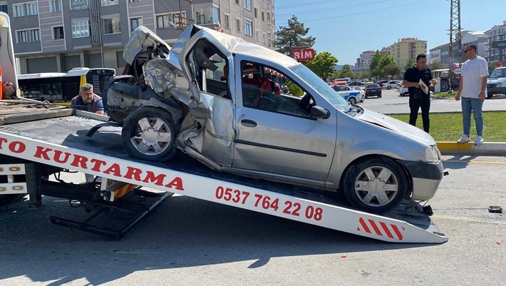 Çorum'da 5 aracın karıştığı zincirleme trafik kazasında 6 kişi yaralandı (1)