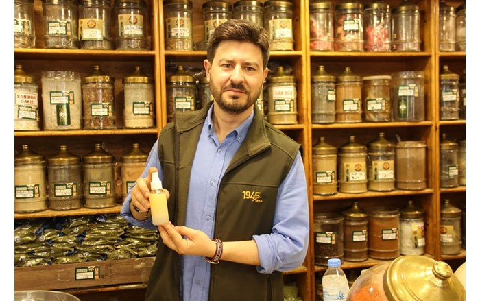 Çorum'da aktarlık yapan Adil Kayışoğlu, keneye karşı doğal yağları önerdi