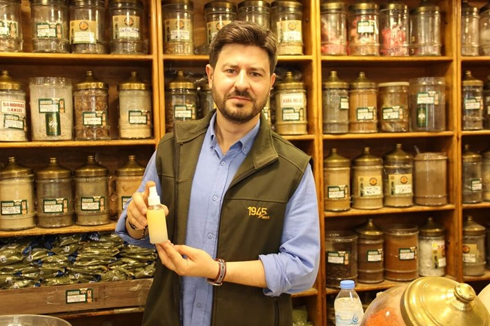 Çorum'da aktarlık yapan Adil Kayışoğlu, keneye karşı doğal yağları önerdi