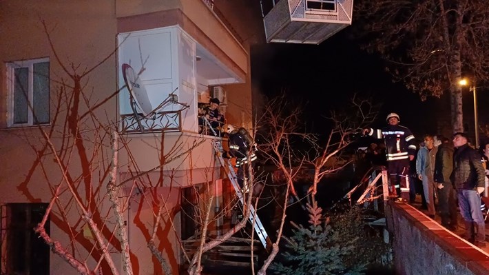 Çorum'da alevlere teslim olan apartmandaki 6 kişi dumandan etkilendi (3)