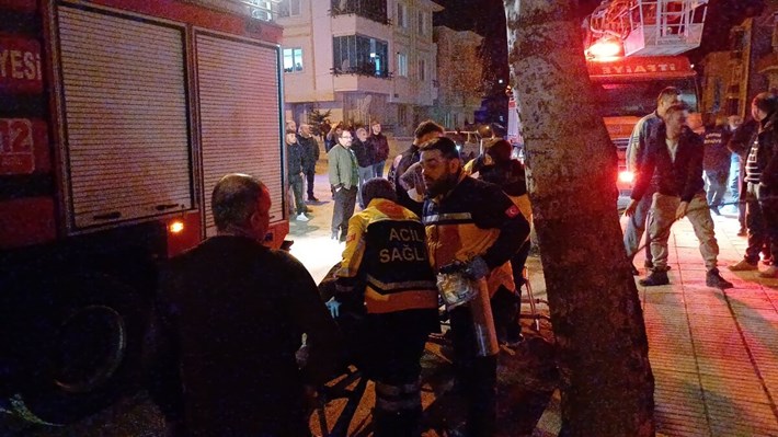 Çorum'da alevlere teslim olan apartmandaki 6 kişi dumandan etkilendi (5)