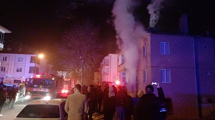 Çorum'da alevlere teslim olan apartmandaki 6 kişi dumandan etkilendi (7)