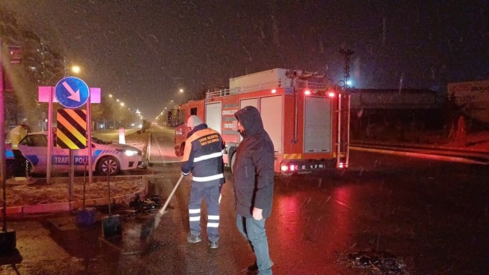 Çorum'da alkollü sürücü tuzlama aracına çarptı (2)