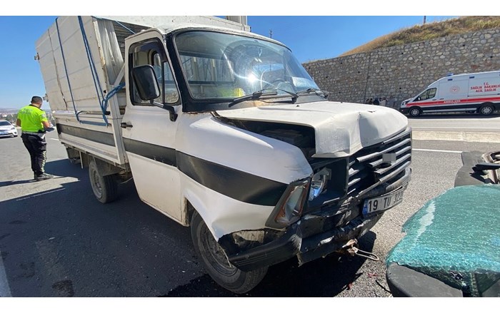 Çorum'da anız yangınından çıkan yoğun dumanın görüş mesafesini düşürmesi sonucu 7 aracın karıştığı zincirleme kazada, 1 kişi yaralandı (1)