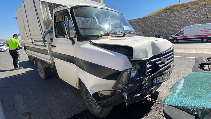 Çorum'da anız yangınından çıkan yoğun dumanın görüş mesafesini düşürmesi sonucu 7 aracın karıştığı zincirleme kazada, 1 kişi yaralandı (1)