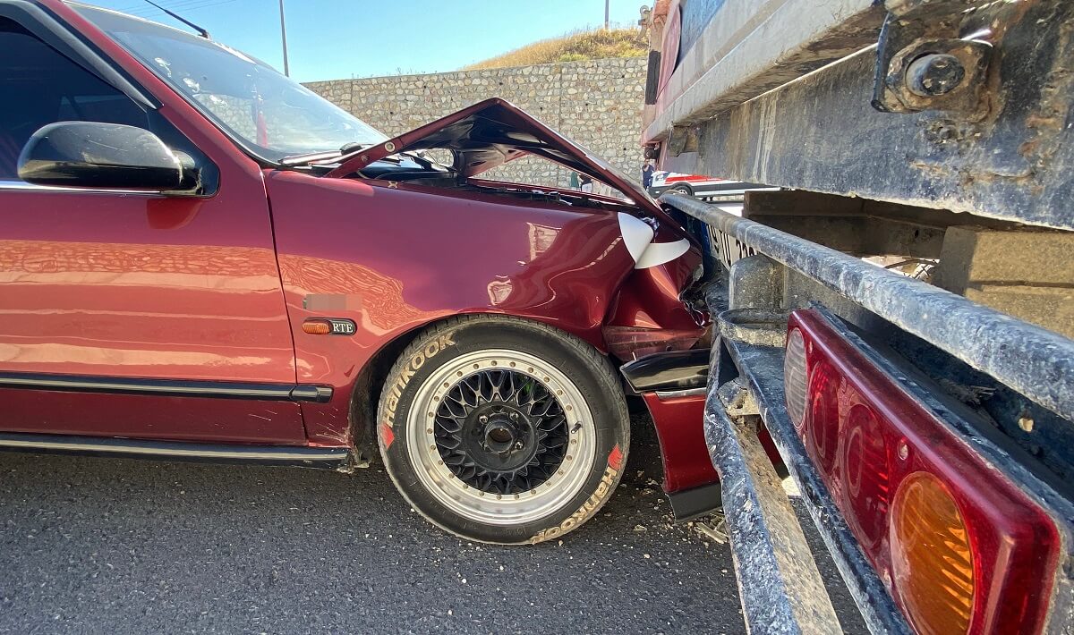 Çorum'da anız yangınından çıkan yoğun dumanın görüş mesafesini düşürmesi sonucu 7 aracın karıştığı zincirleme kazada, 1 kişi yaralandı (2)