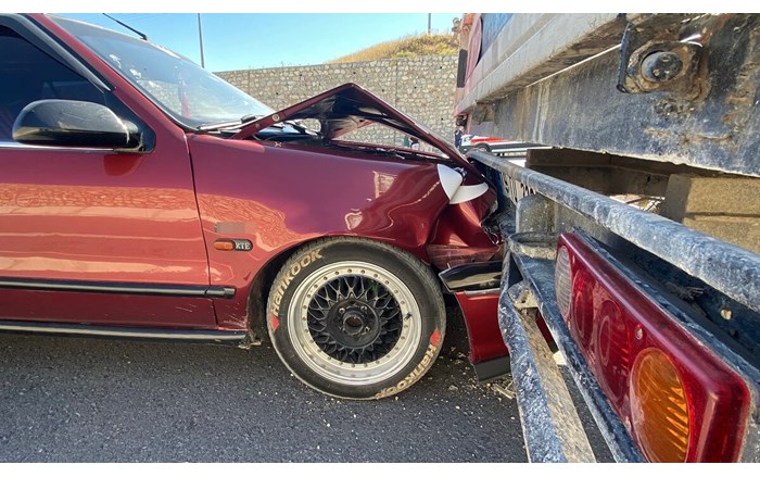 Çorum'da anız yangınından çıkan yoğun dumanın görüş mesafesini düşürmesi sonucu 7 aracın karıştığı zincirleme kazada, 1 kişi yaralandı (2)