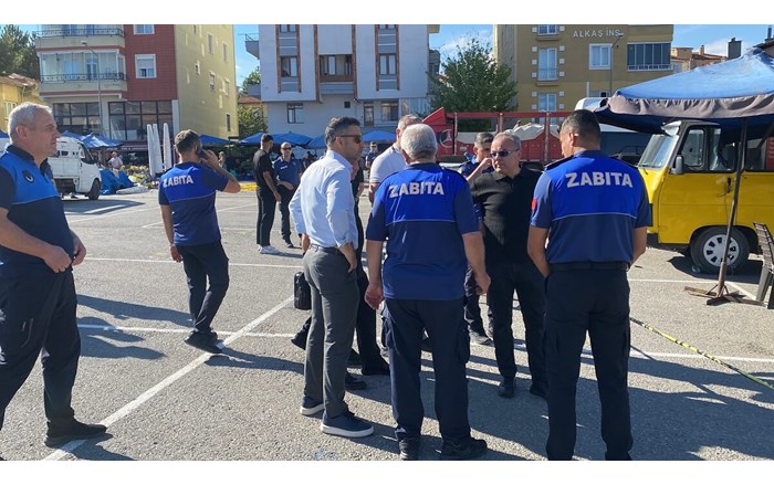 Çorum'da aralarında husumet bulunduğu öğrenilen 2 esnaf arasında çıkan silahlı kavgada 1 kişi hayatını kaybetti, 7 kişi yaralandı (1)