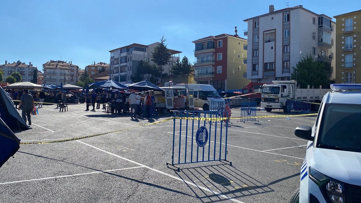 Çorum'da aralarında husumet bulunduğu öğrenilen 2 esnaf arasında çıkan silahlı kavgada 1 kişi hayatını kaybetti, 7 kişi yaralandı (2)