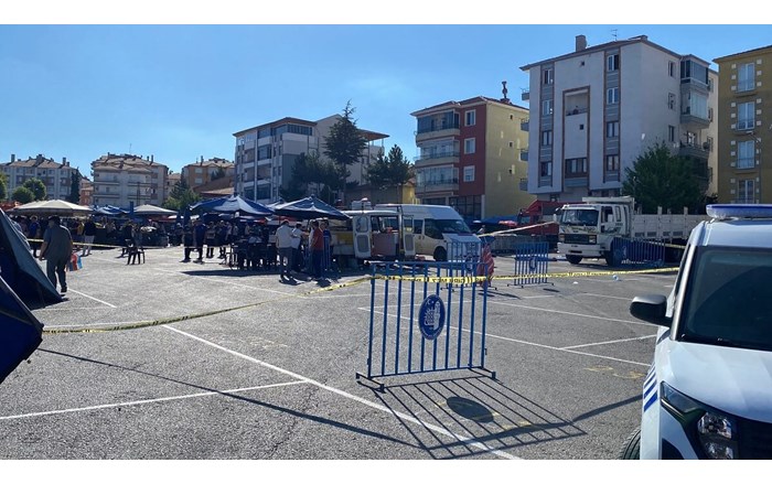 Çorum'da aralarında husumet bulunduğu öğrenilen 2 esnaf arasında çıkan silahlı kavgada 1 kişi hayatını kaybetti, 7 kişi yaralandı (2)