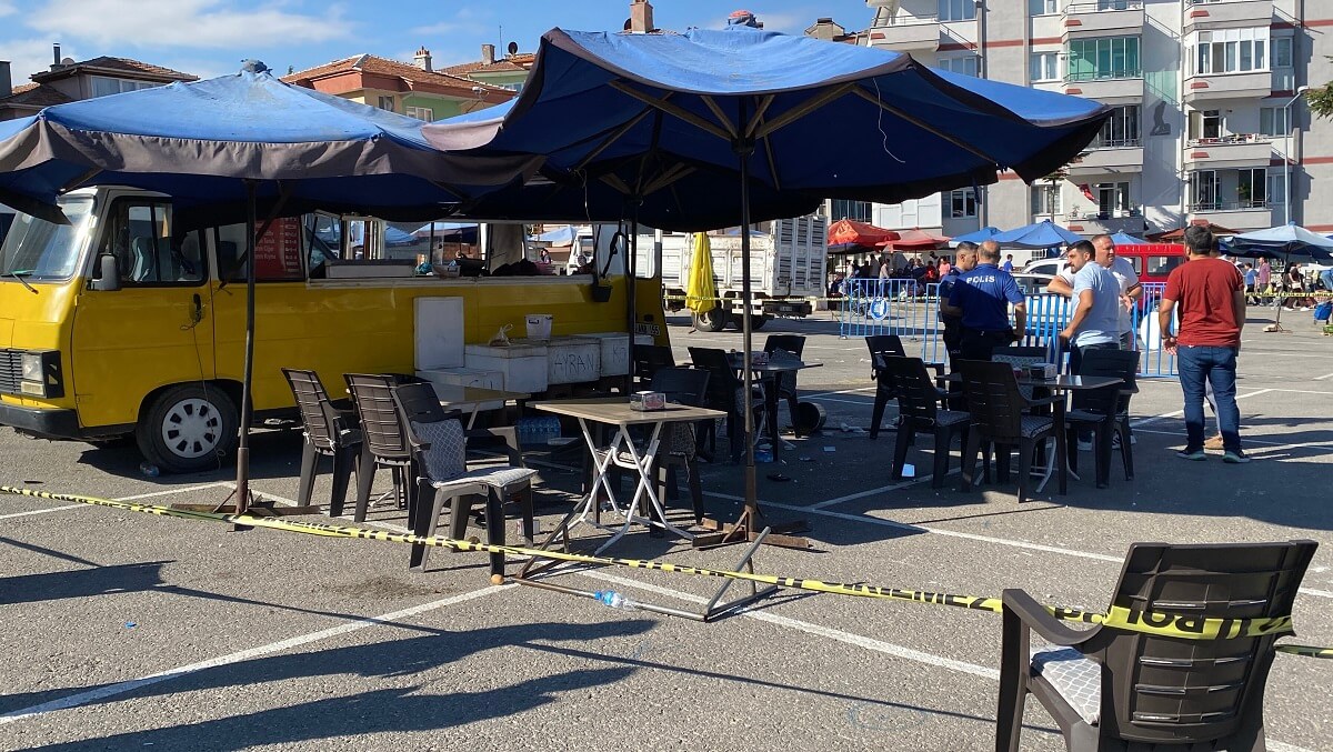 Çorum'da aralarında husumet bulunduğu öğrenilen 2 esnaf arasında çıkan silahlı kavgada 1 kişi hayatını kaybetti, 7 kişi yaralandı (3)