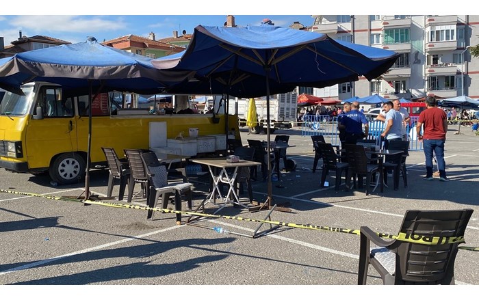 Çorum'da aralarında husumet bulunduğu öğrenilen 2 esnaf arasında çıkan silahlı kavgada 1 kişi hayatını kaybetti, 7 kişi yaralandı (3)