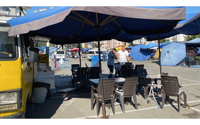 Çorum'da aralarında husumet bulunduğu öğrenilen 2 esnaf arasında çıkan silahlı kavgada 1 kişi hayatını kaybetti, 7 kişi yaralandı (4)