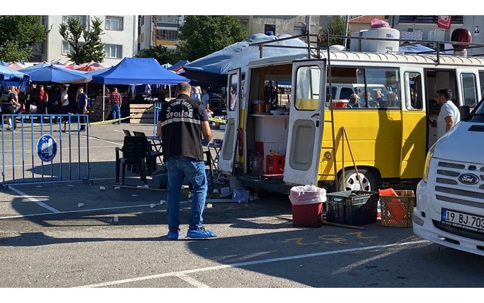 Çorum'da aralarında husumet bulunduğu öğrenilen 2 esnaf arasında çıkan silahlı kavgada 1 kişi hayatını kaybetti, 7 kişi yaralandı (5)