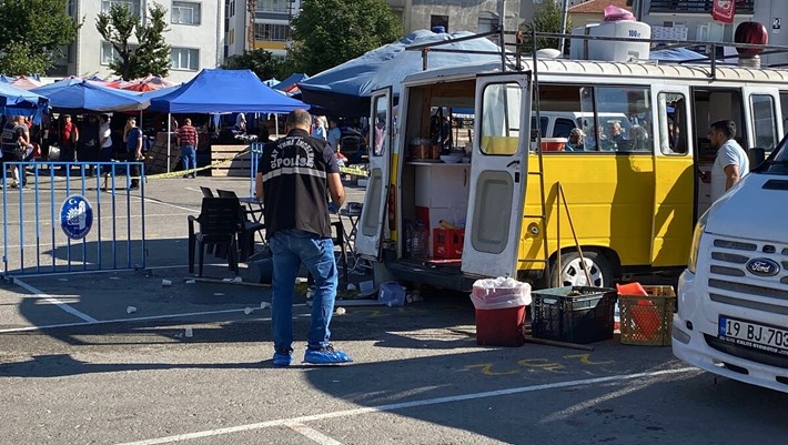 Çorum'da aralarında husumet bulunduğu öğrenilen 2 esnaf arasında çıkan silahlı kavgada 1 kişi hayatını kaybetti, 7 kişi yaralandı (5)