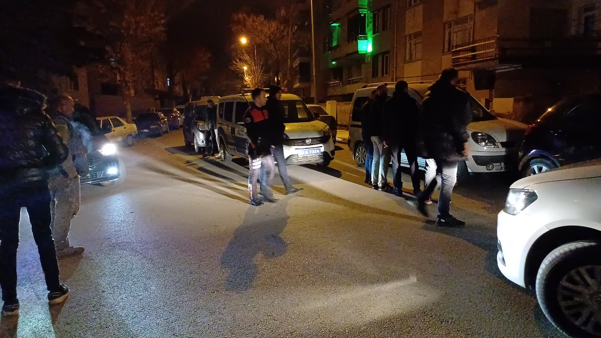 Çorum'da aynı mahallede iki araç kurşunlandı (1)