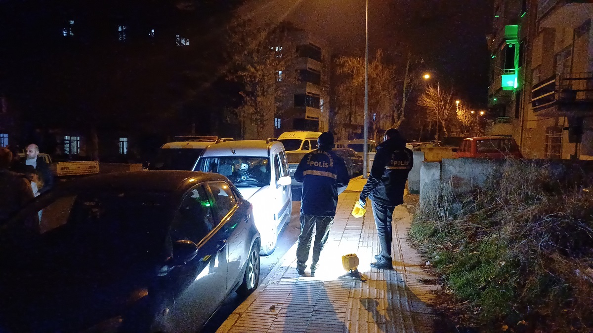 Çorum'da aynı mahallede iki araç kurşunlandı (2)