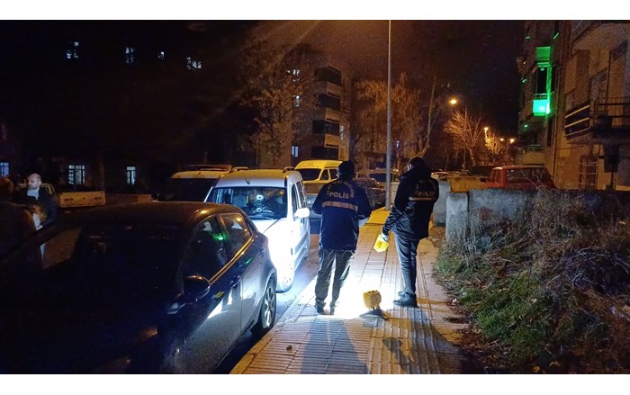 Çorum'da aynı mahallede iki araç kurşunlandı (2)