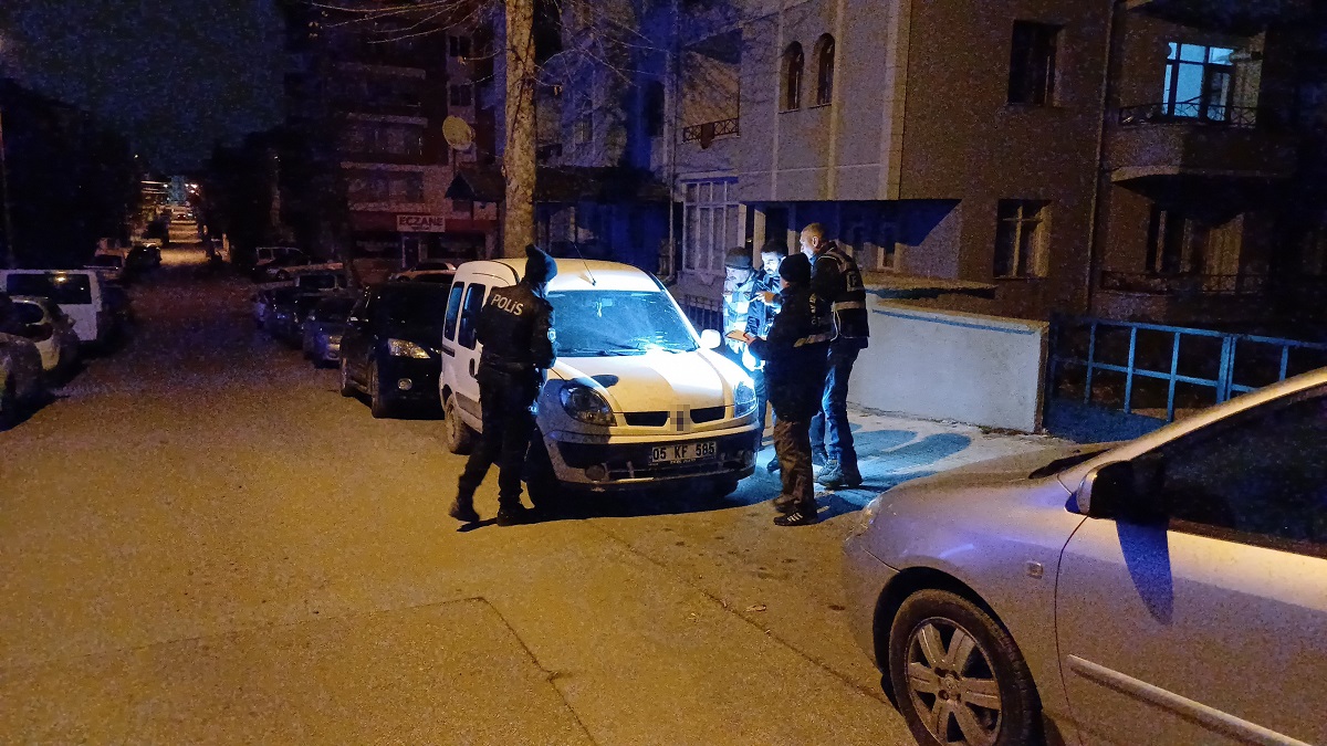 Çorum'da aynı mahallede iki araç kurşunlandı (4)