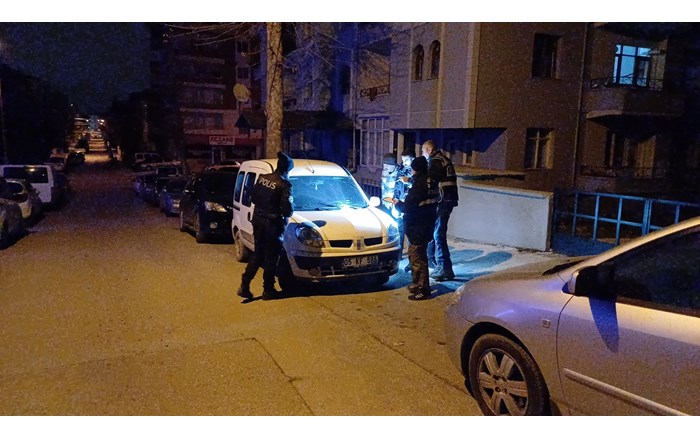 Çorum'da aynı mahallede iki araç kurşunlandı (4)