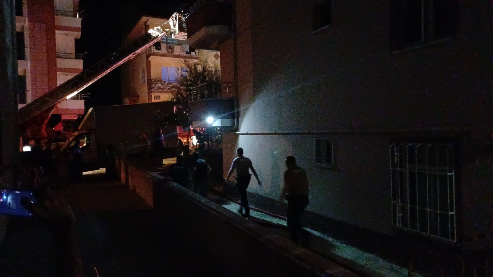 Çorum'da bir apartmanın 3'üncü katında yangın çıktı2