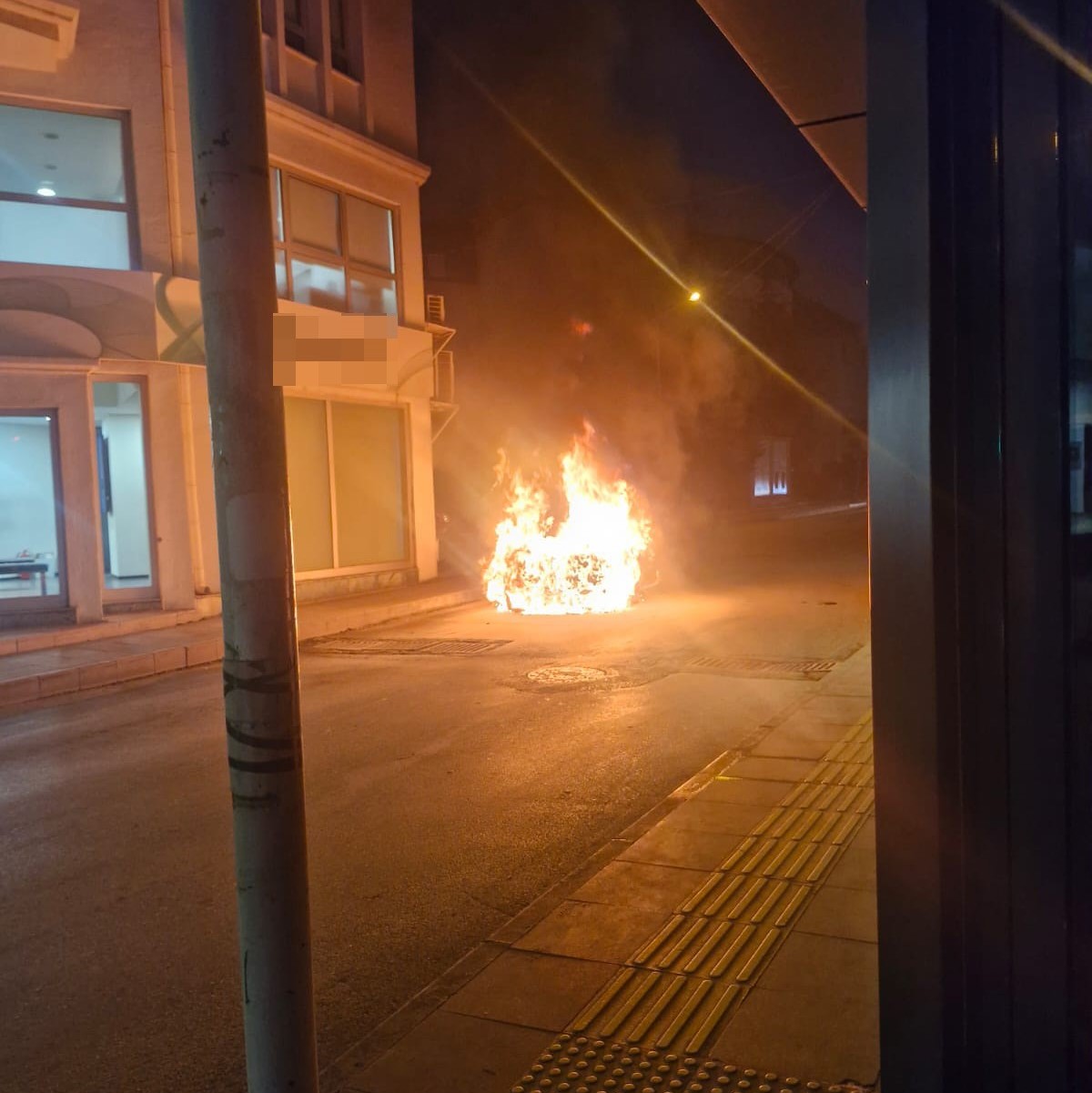 Çorum'da bir otomobil cadde üzerinde alev alev yandı (1)