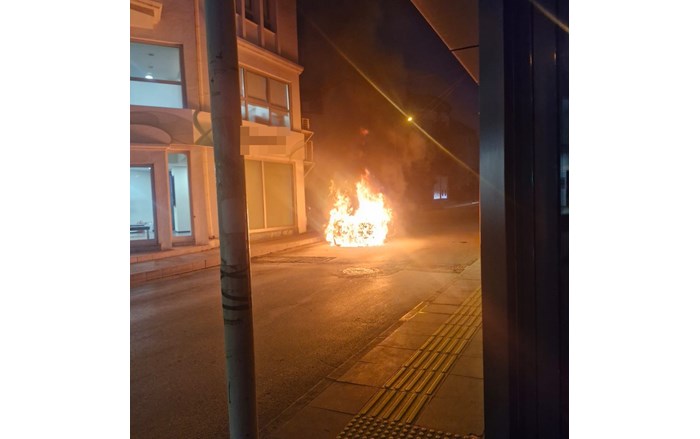 Çorum'da bir otomobil cadde üzerinde alev alev yandı (1)