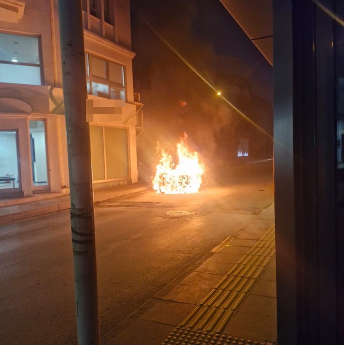 Çorum'da bir otomobil cadde üzerinde alev alev yandı (1)