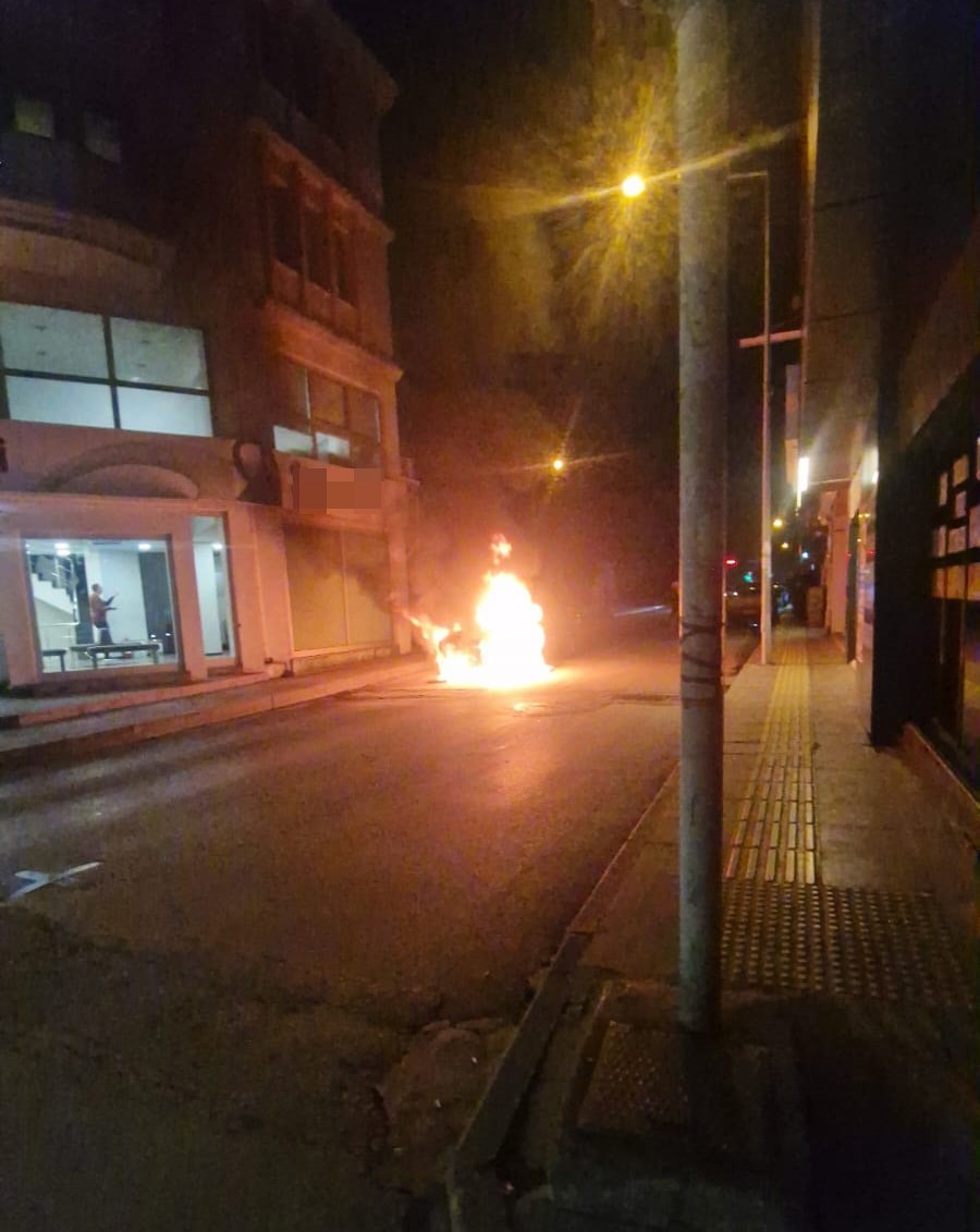 Çorum'da bir otomobil cadde üzerinde alev alev yandı (2)