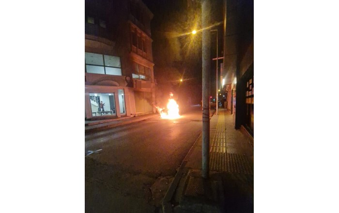 Çorum'da bir otomobil cadde üzerinde alev alev yandı (2)