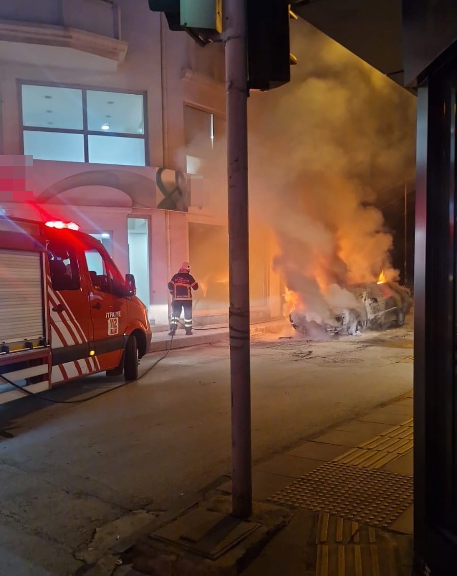 Çorum'da bir otomobil cadde üzerinde alev alev yandı (3)